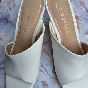 Journee Collection Clementine Wedge Sandals White Open Toe Slip On Size 8M NEW